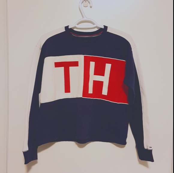 Tommy Hilfiger Tops - 2/$20Tommy Hilfiger retro crop sweatshirt